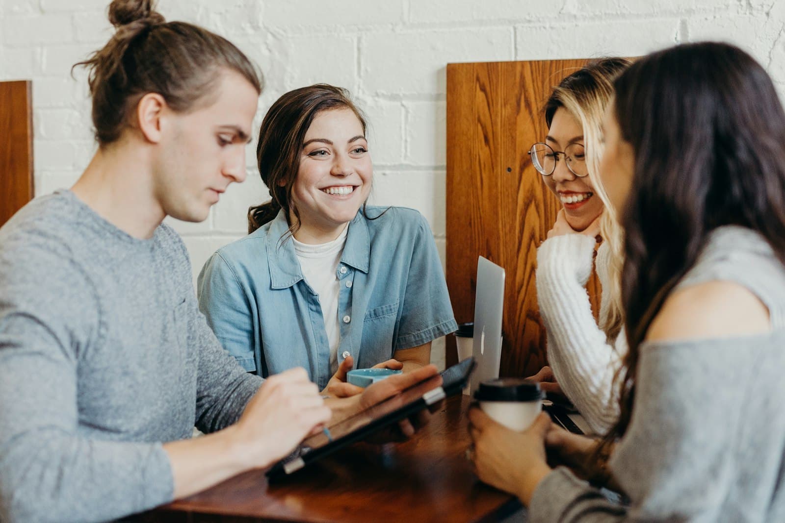 Des femmes entrepreneures échangent autour d'une table